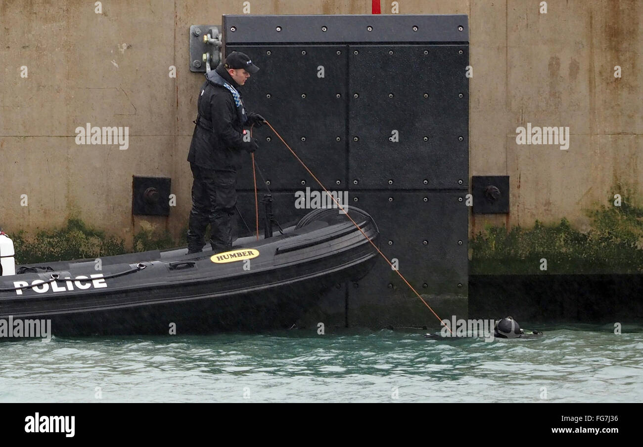 Polizei marine-Einheit Suche Weymouth Hafen nach vermissten Person, Dorset, England, UK Stockfoto