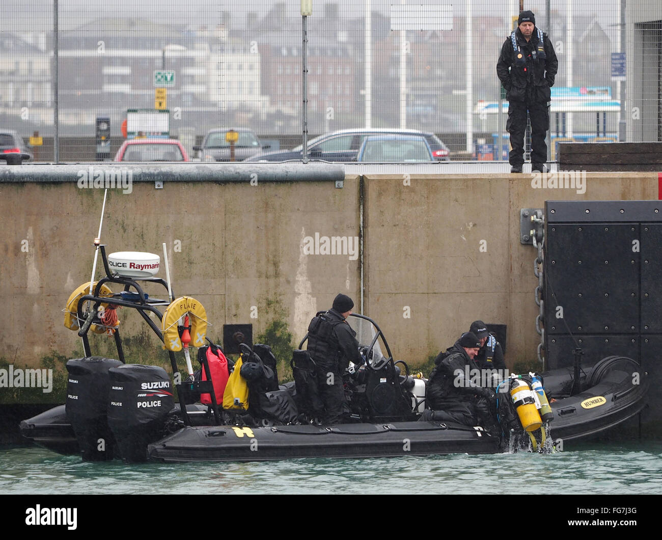 Polizei marine-Einheit Suche Weymouth Hafen nach vermissten Person, Dorset, England, UK Stockfoto