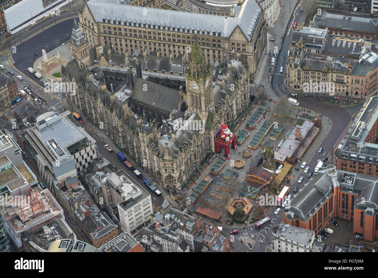 Eine Luftaufnahme der Manchester Town Hall dekoriert für Weihnachten Stockfoto