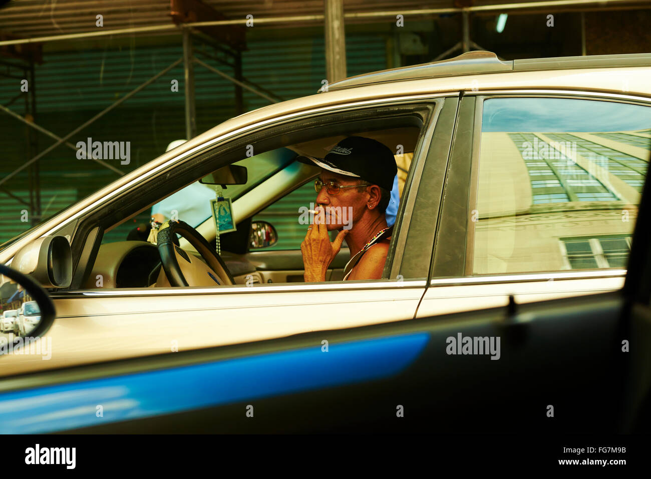Eine Zigarette rauchend Cardriver in Miami Stockfoto