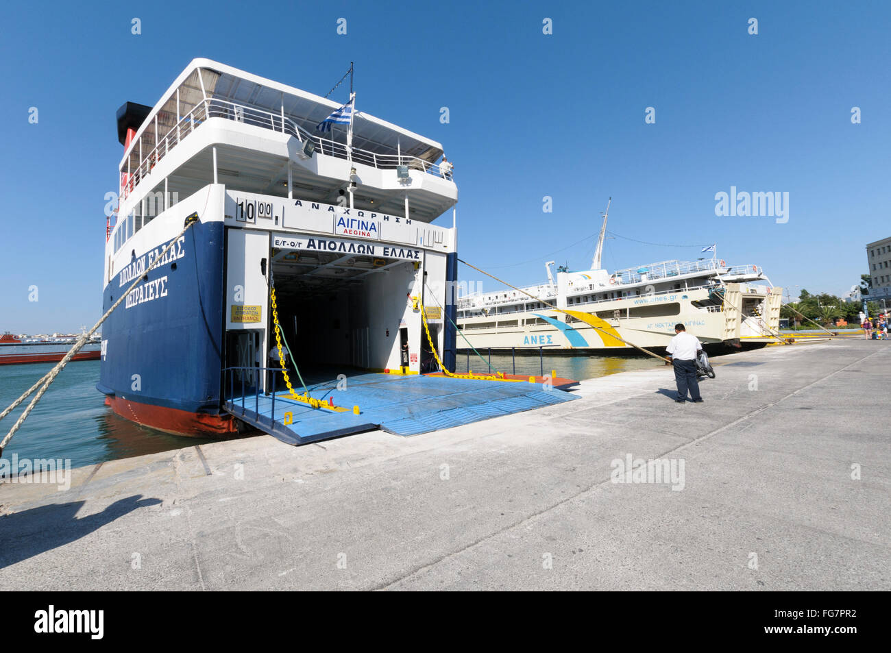 Ein roll-on/Roll-off-Fähre mit Heckrampe hinunter auf den Hafen von Piräus, Athen, Griechenland. Stockfoto