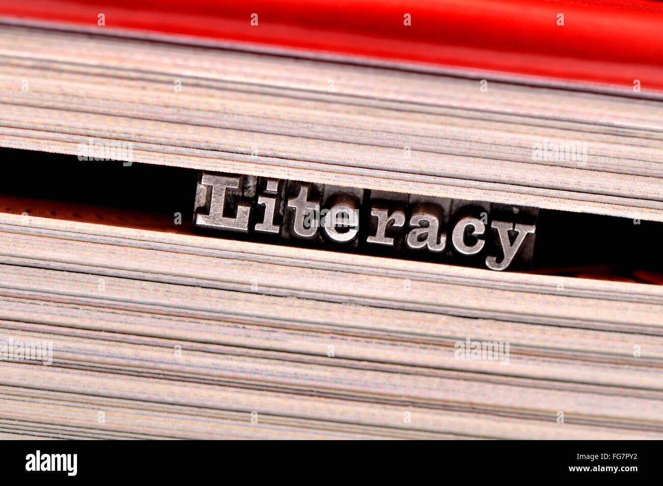 Buchdruck Zeichen Rechtschreibung aus "Alphabetisierung" auf den Seiten eines Buches Stockfoto