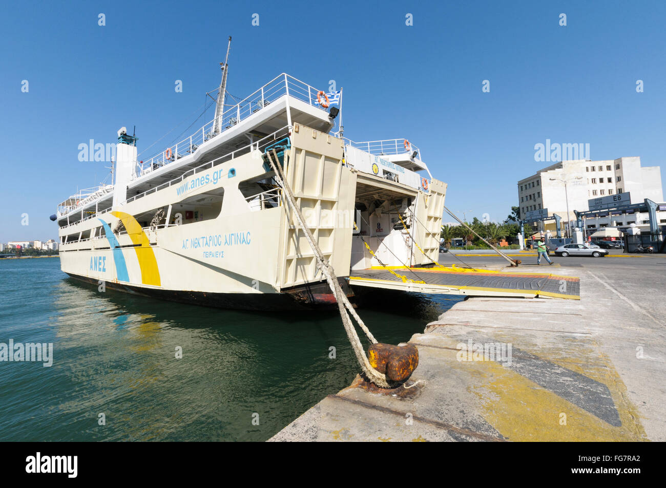 Ein roll-on/Roll-off-Fähre mit Heckrampe hinunter auf den Hafen von Piräus, Athen, Griechenland. Stockfoto