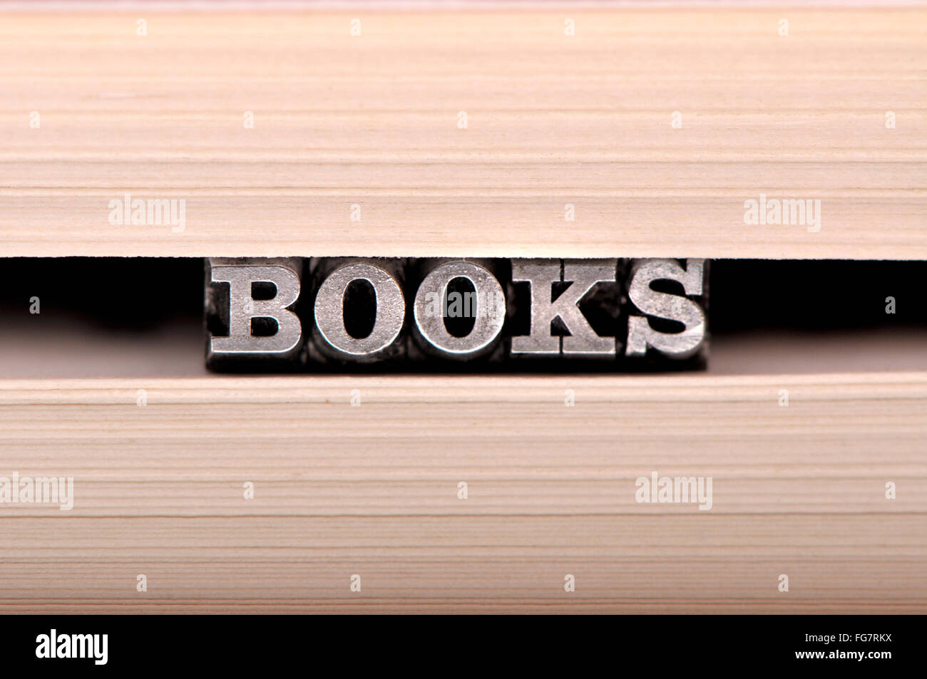 Buchdruck Zeichen Rechtschreibung aus "Bücher" auf den Seiten eines Buches Stockfoto