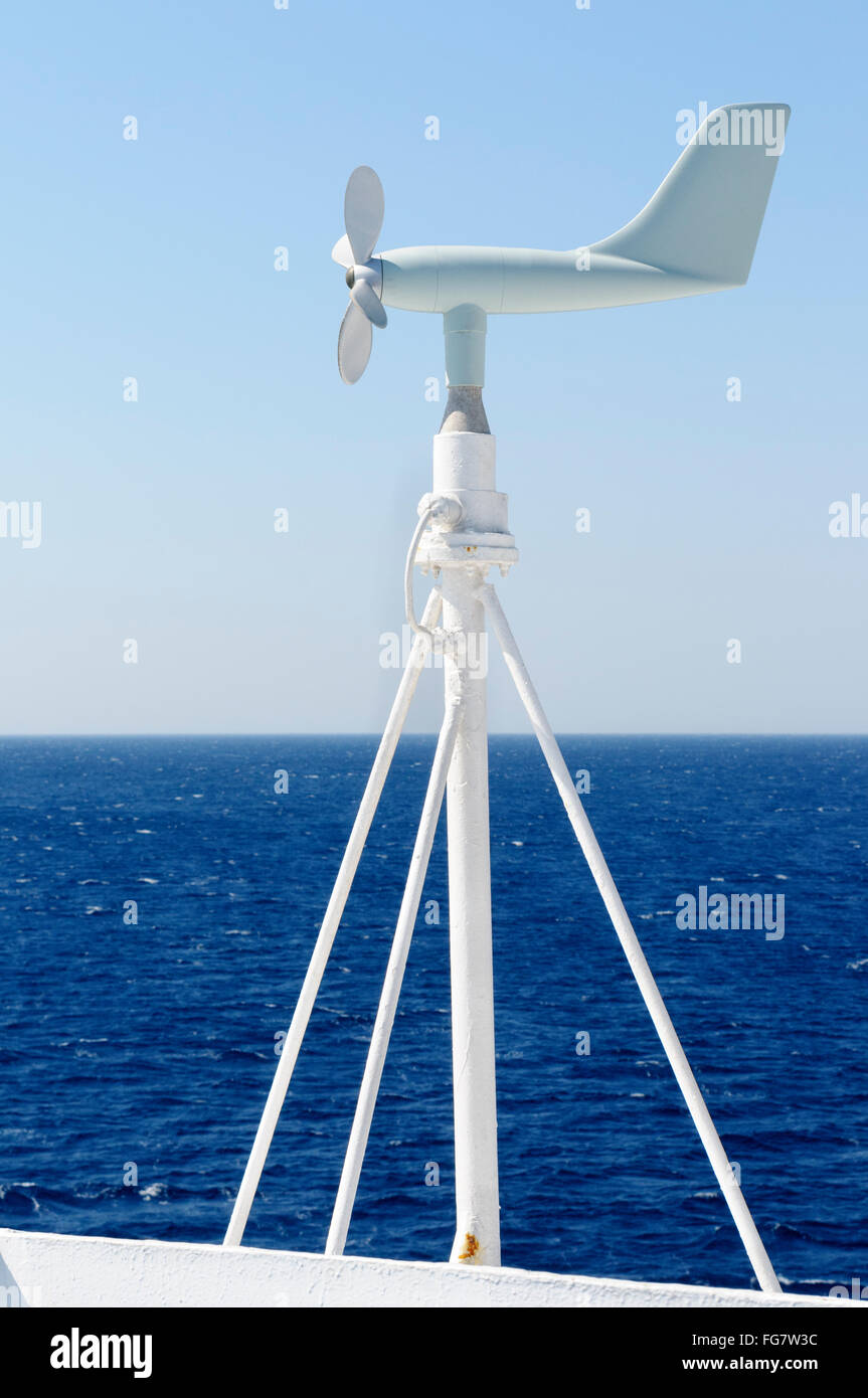 Propeller-Anemometer zur Messung der Windgeschwindigkeit und Windrichtung montiert auf ein Handelsschiff Stockfoto