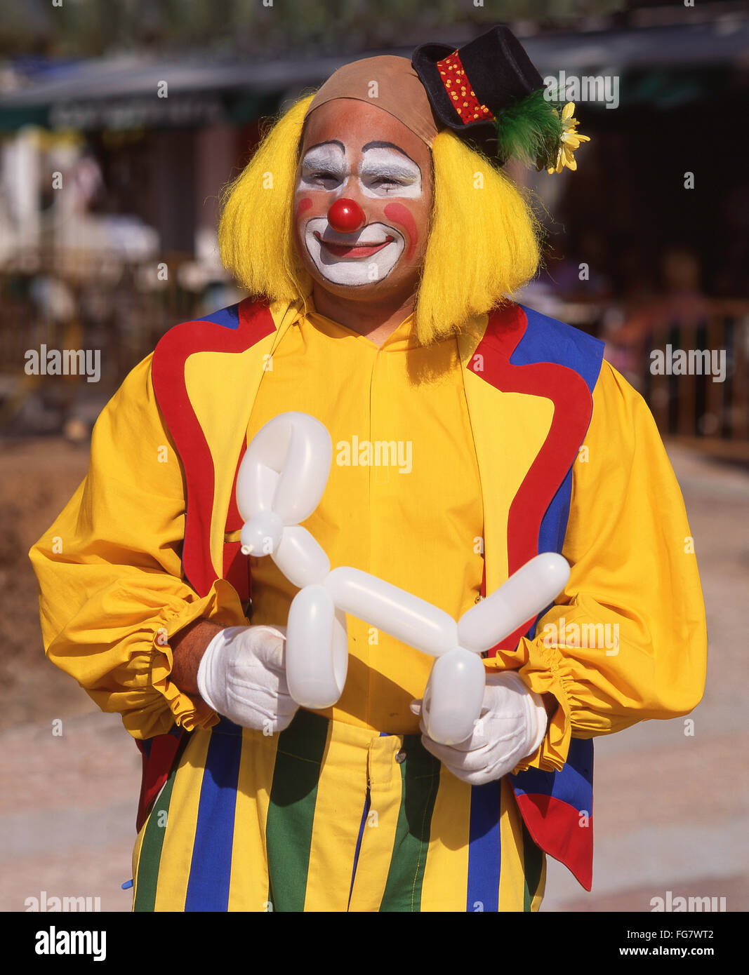 Bunte Clown hält modelliert Ballon, Berkshire, England, Vereinigtes Königreich Stockfoto