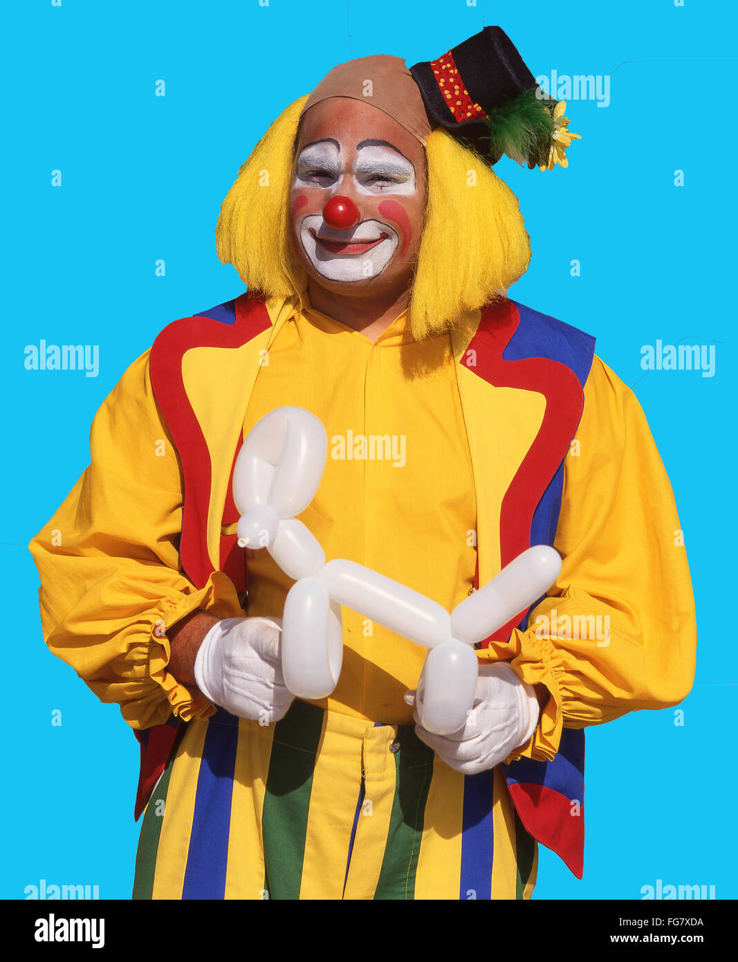 Bunte Clown hält modellierten Ballon, Berkshire, England, Vereinigtes Königreich Stockfoto