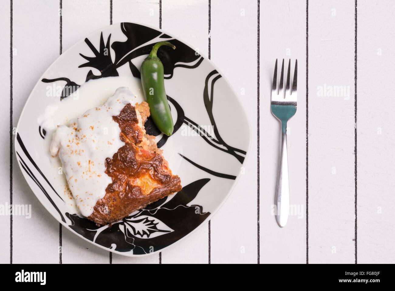 Balkan traditionelles Essen - Moussaka. Mit Pfeffer und Joghurt serviert. Stockfoto