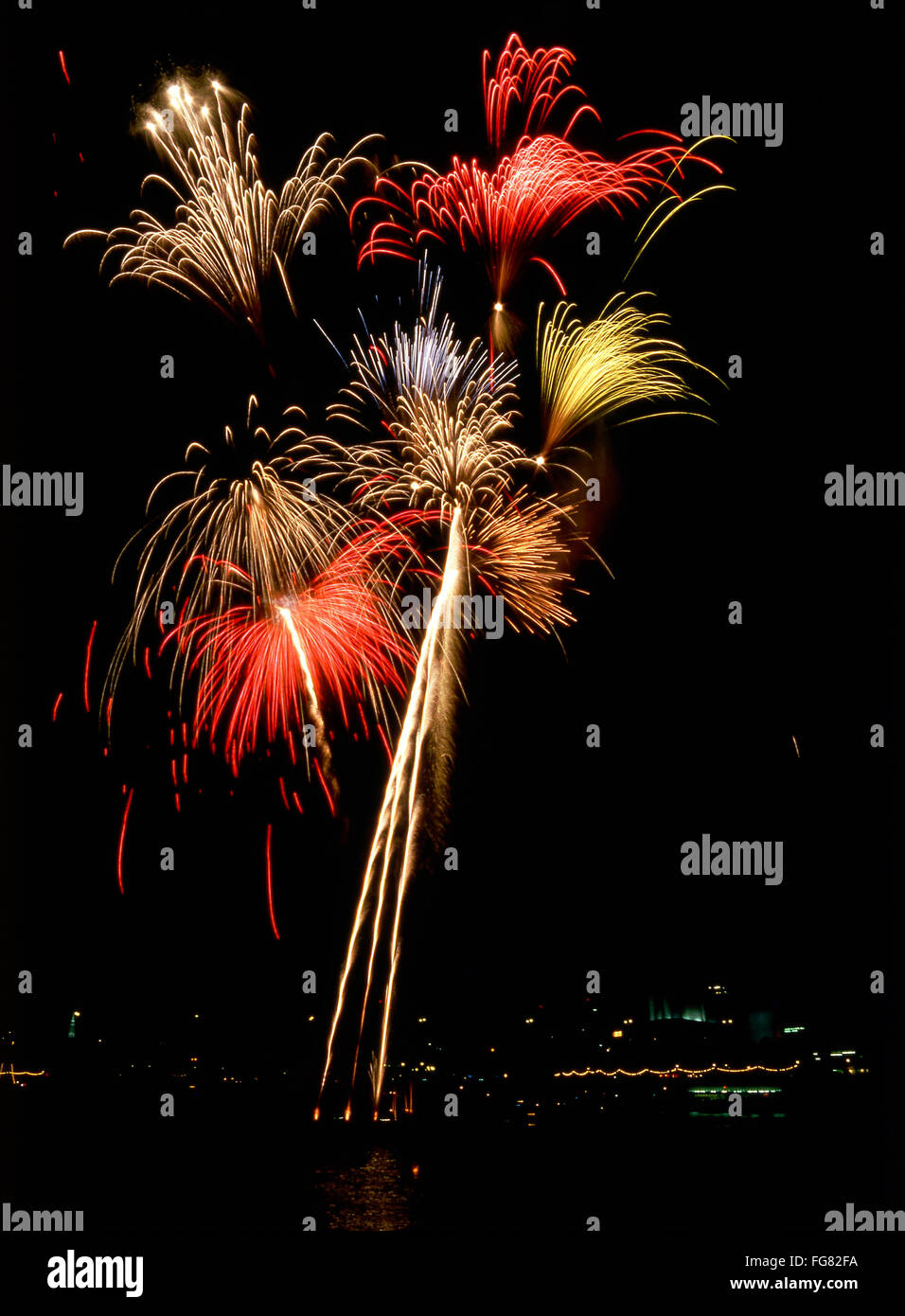 Feuerwerk bei Nacht, Themse, London, England, Vereinigtes Königreich Stockfoto