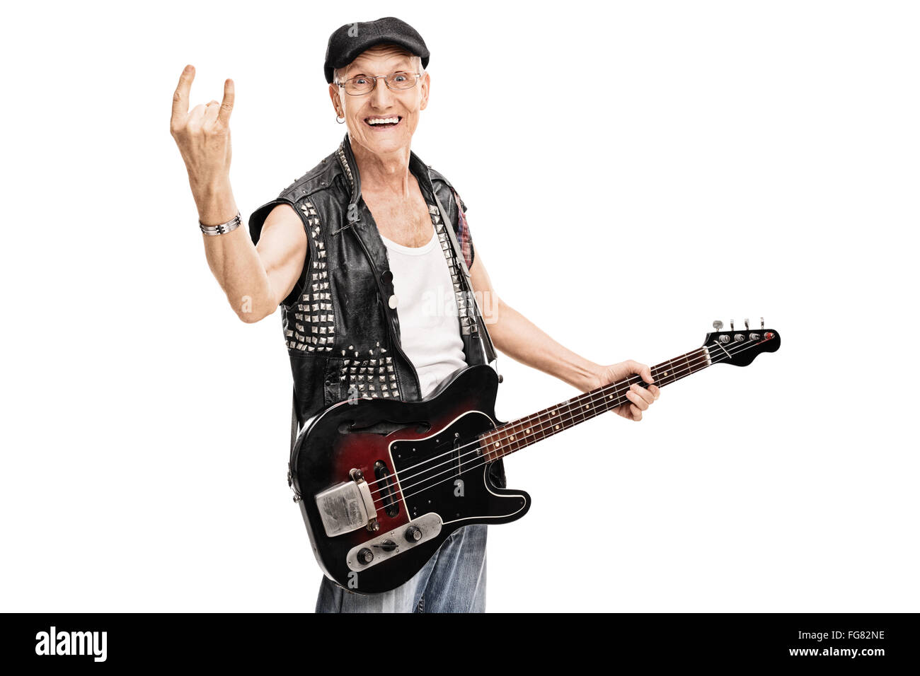 Studioaufnahme von eine alte Punk Rocker halten eine Bass-Gitarre und einem Rock Geste isoliert auf weißem Hintergrund Stockfoto