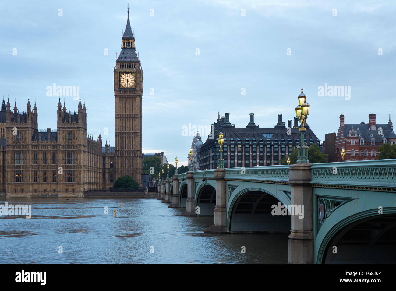 Big Ben und Brücke in den frühen Morgenstunden in London, natürlichen Farben und Lichter Stockfoto