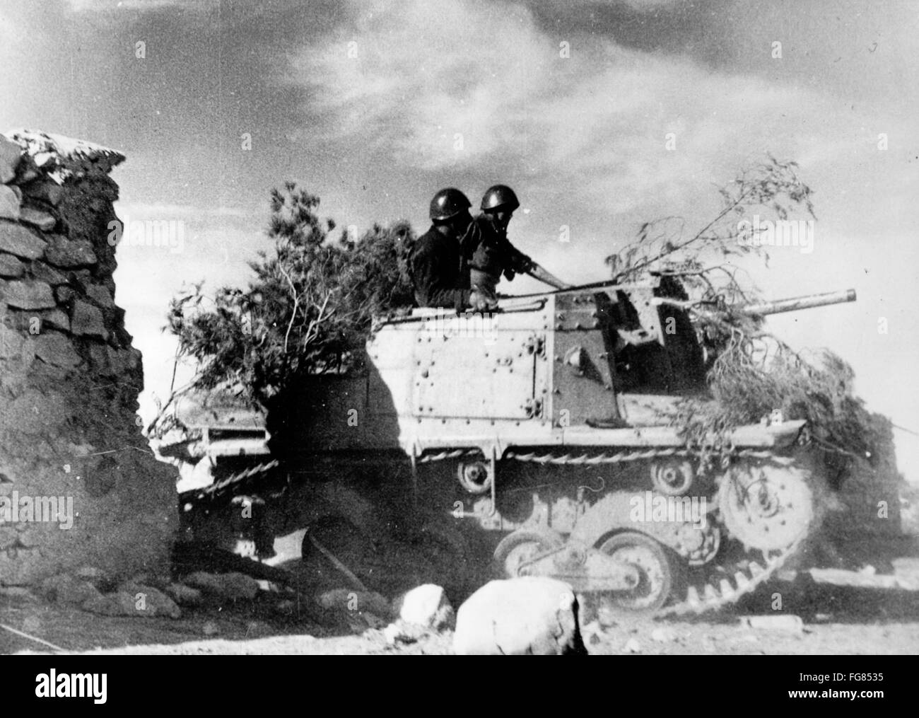 Das Bild der Nazi-Propaganda! Abbildung eines getarnten italienischen Panzers in Tunesien, veröffentlicht am 22. Februar 1943. Fotoarchiv für Zeitgeschichte Stockfoto