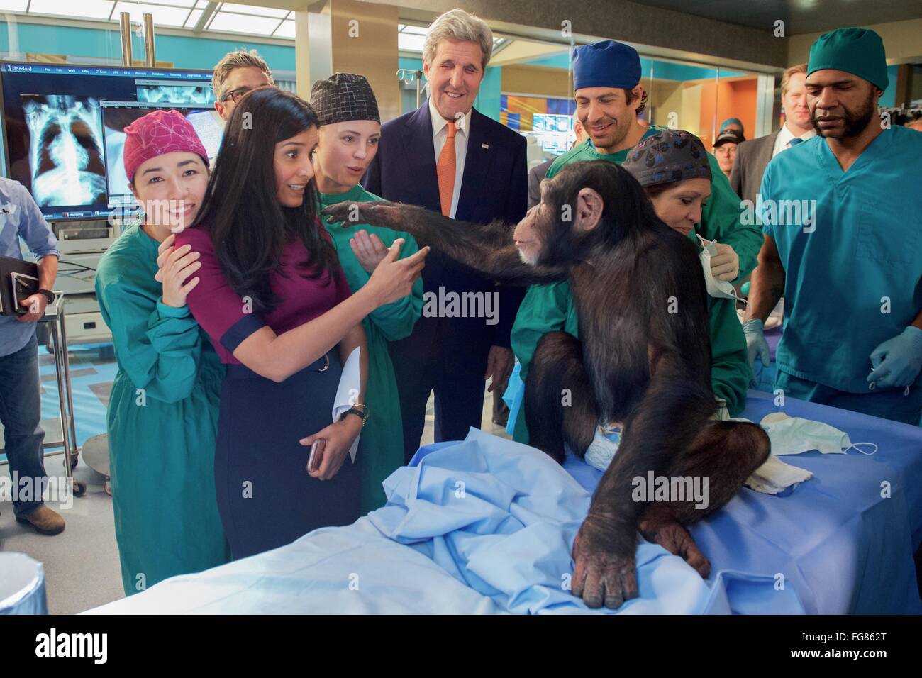 US Staatssekretär John Kerry trifft eine Schimpanse, die ein menschliches Herz in der neuen TV-Serie "Herzschlag", erhält während des Besuchs des Satzes auf dem Universal Studios 16. Februar 2016 in Burbank, Kalifornien. Stockfoto