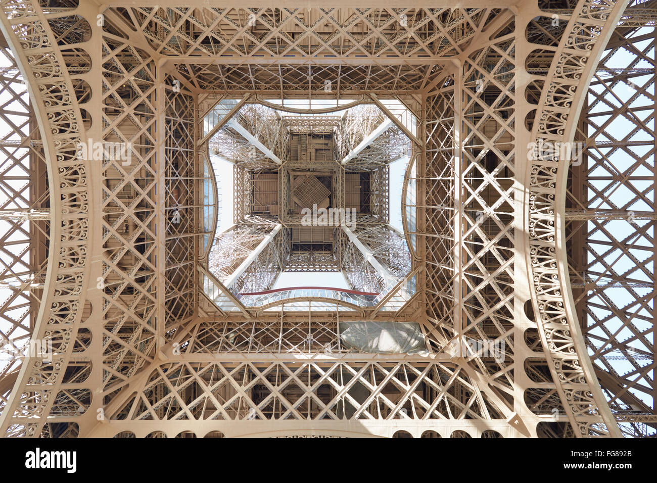 Eiffel Turmstruktur unter Ansicht in Paris, sonnigen Tag Stockfoto