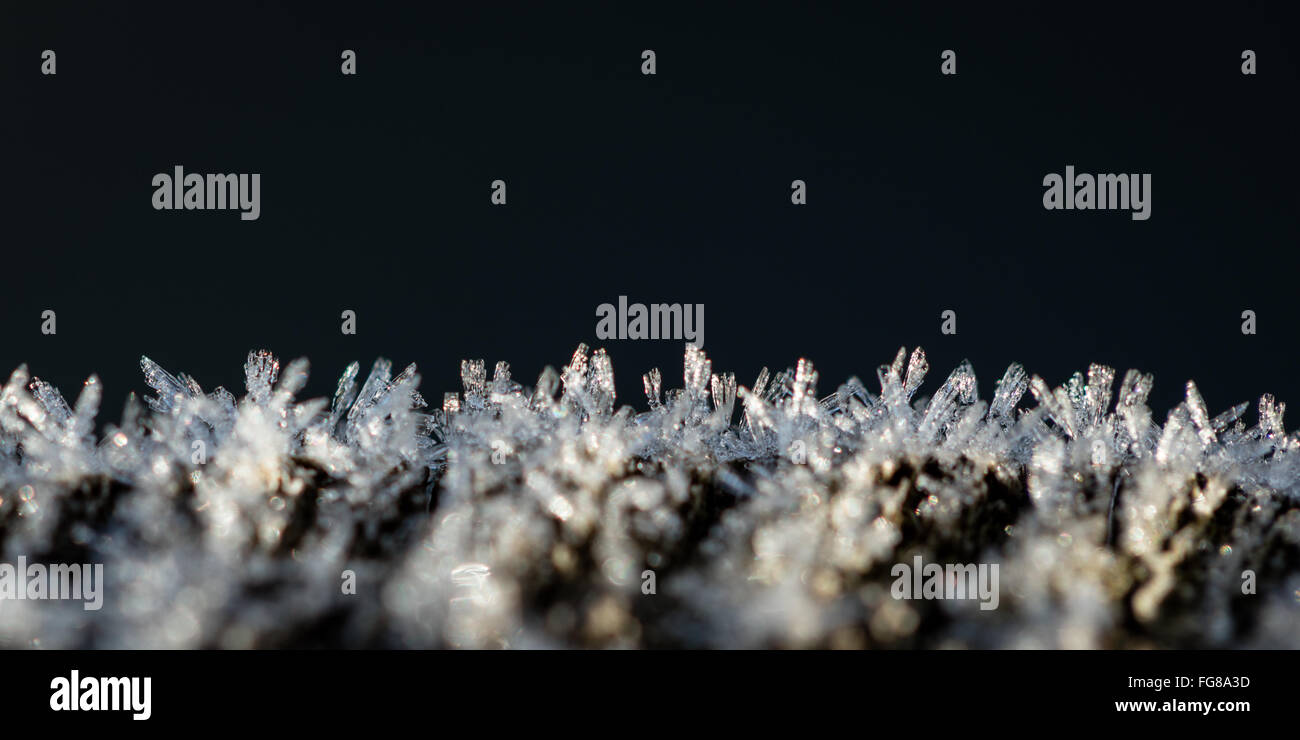Eiskristalle auf einen Zaunpfahl im Peak District, Derbyshire, England UK. Starkem Frost & Winter Bedingungen, Februar 2016. Stockfoto