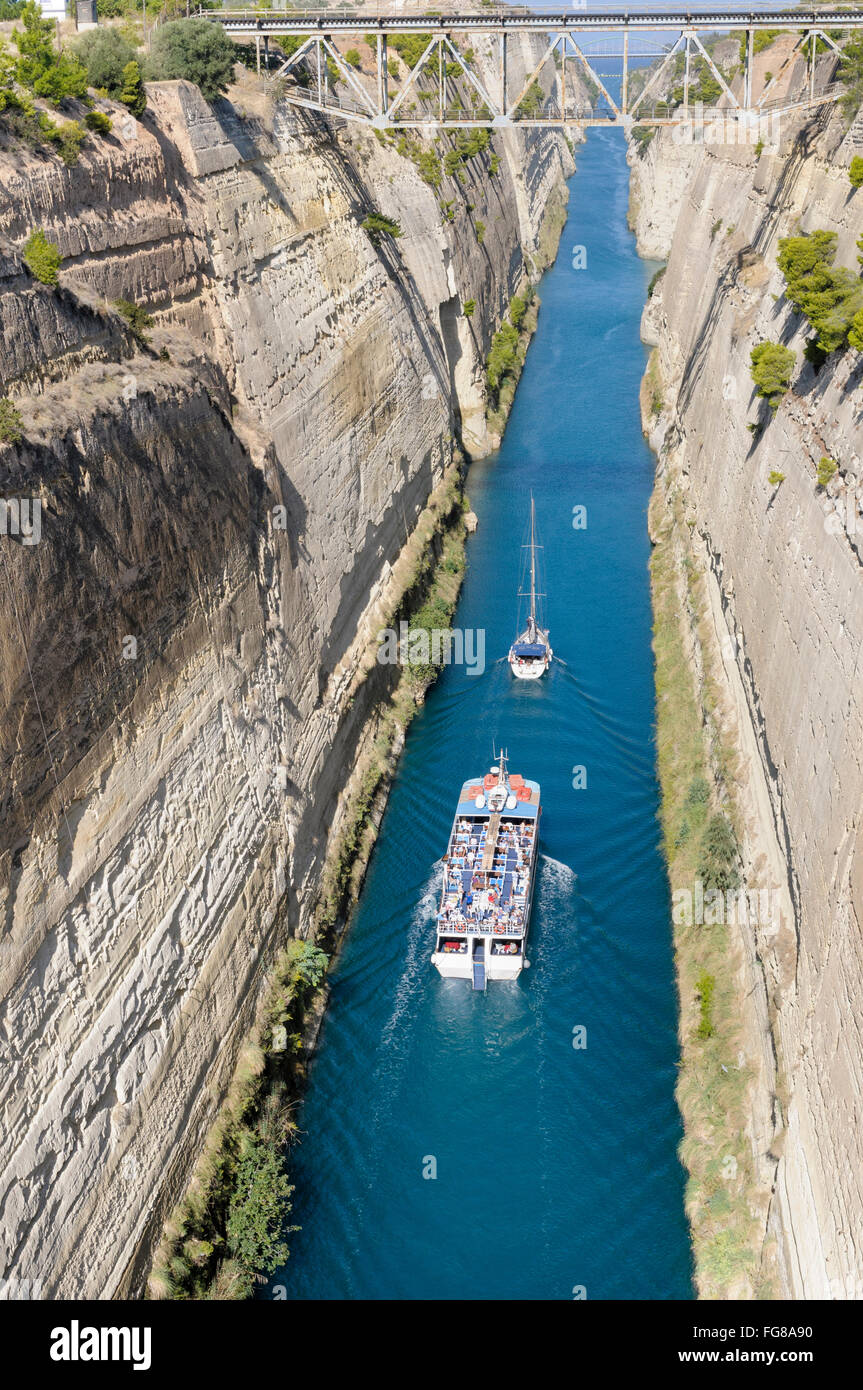 Ein Touristenboot und Yacht Kreuzfahrt durch den Korinth-Kanal, Griechenland Stockfoto