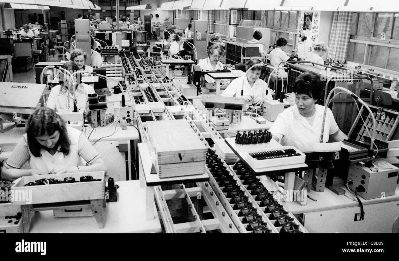 Das Foto zeigt berufstätiger Frauen in der Dresden VEB Pentacon, die vorgefertigten Teile von hand installieren. Das Foto wurde im Dezember 1976 in Dresden, Deutschland. Öffentlich im Besitz Betrieb gehörte zu den großen Unternehmen in der Stadt und erhielt seinen Namen im Jahre 1964, wenn mehrere Kamerahersteller zusammengeführt. Die bekannten Praktica Miniatur Einzelnobjektiv Reflexkameras sowie die Pentacon SIX Kameras wurden dort hergestellt. Foto: Ulrich Hässler Stockfoto