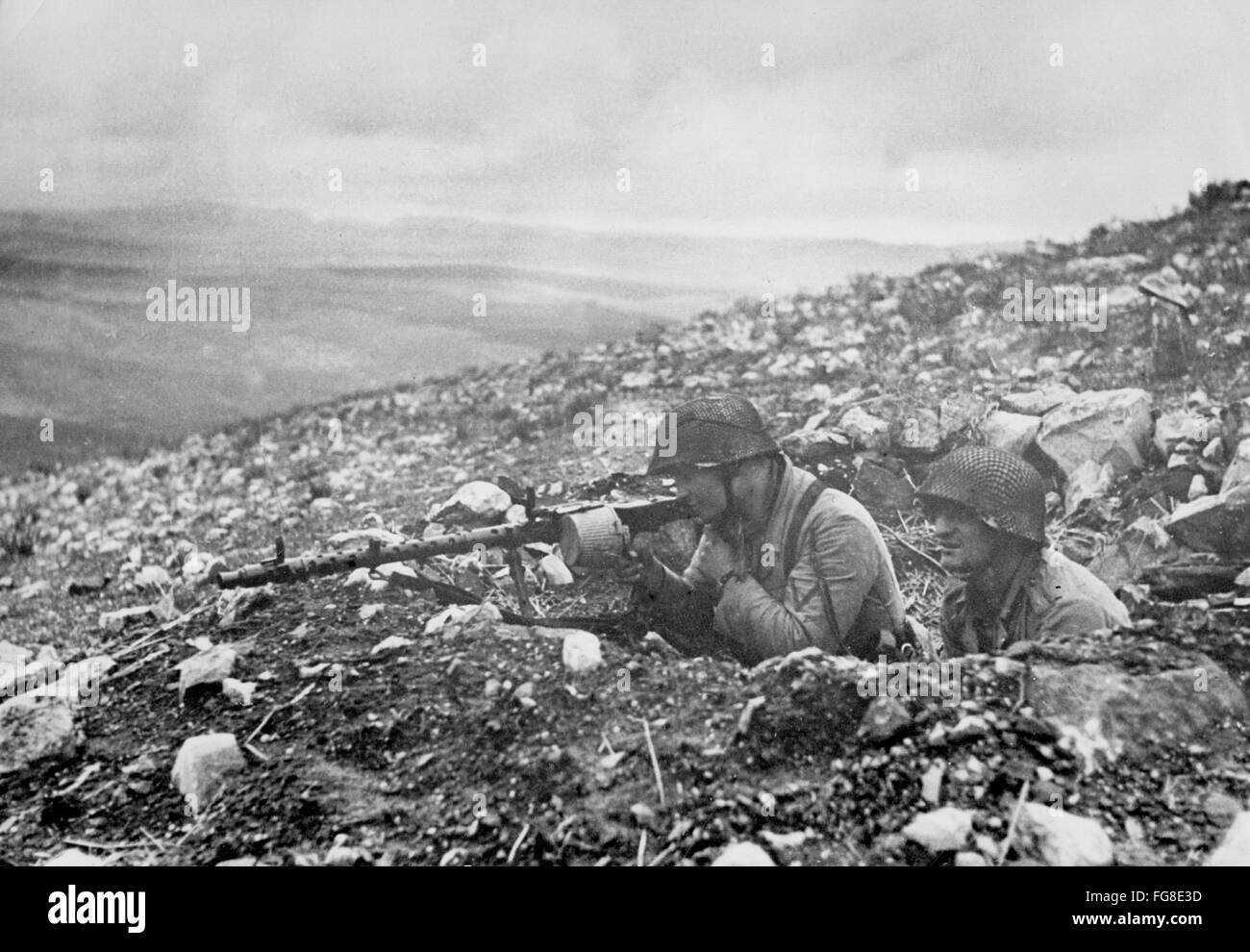 Das Bild der Nazi-Propaganda! Zeigt zwei Soldaten der deutschen Wehrmacht mit Maschinengewehren an der Front in Tunesien, veröffentlicht am 7. Januar 1943. Ort unbekannt. Fotoarchiv für Zeitgeschichte Stockfoto