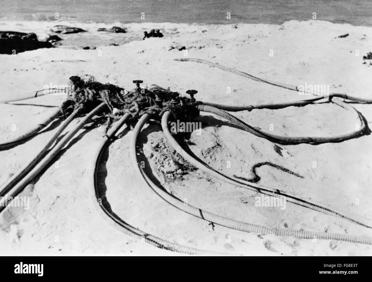 Das Bild der Nazi-Propaganda! Zeigt Motorpumpen zur Trinkwasserversorgung der Soldaten der deutschen Wehrmacht am Strand in Tunesien, veröffentlicht am 3. März 1943. Ort unbekannt. Fotoarchiv für Zeitgeschichte Stockfoto