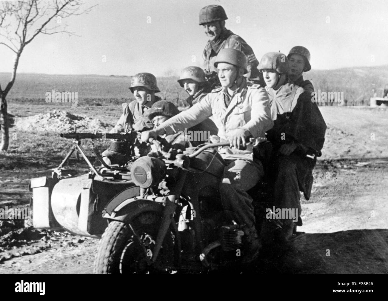 Das Nazi-Propagandafild zeigt Soldaten der deutschen Wehrmacht auf einem Motorrad mit Beiwagen und montierten Maschinengewehren in Tunesien. Das Foto wurde im März 1943 herausgegeben. Fotoarchiv für Zeitgeschichtee - KEINE ÜBERWEISUNG - Stockfoto