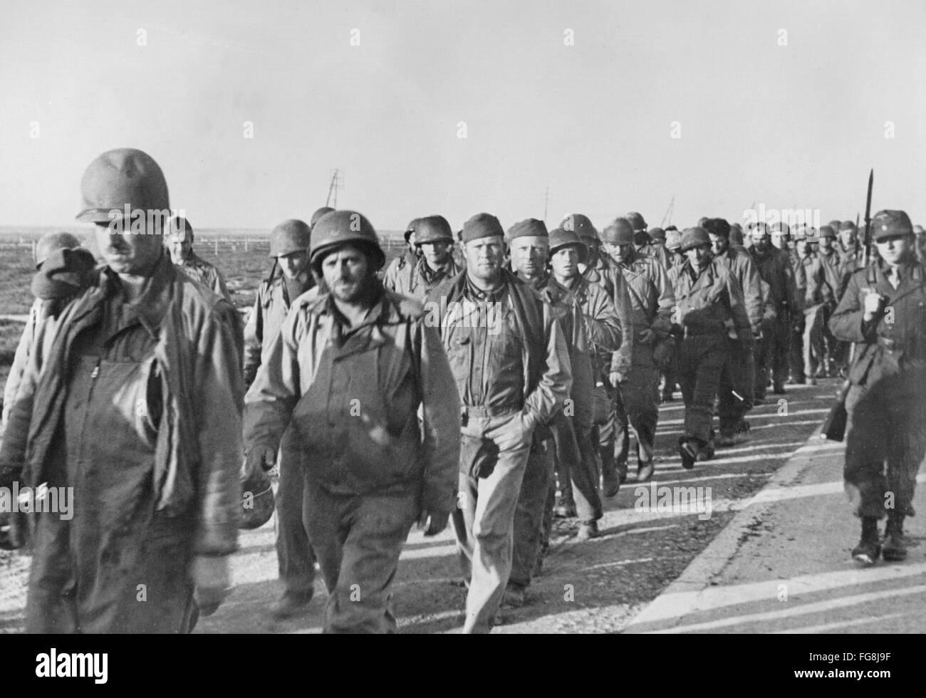 Das Bild der Nazi-Propaganda! Die am 16. März 1943 veröffentlichten Bilder der in Tunesien gefangenen alliierten Soldaten. Ort unbekannt. Fotoarchiv für Zeitgeschichte Stockfoto