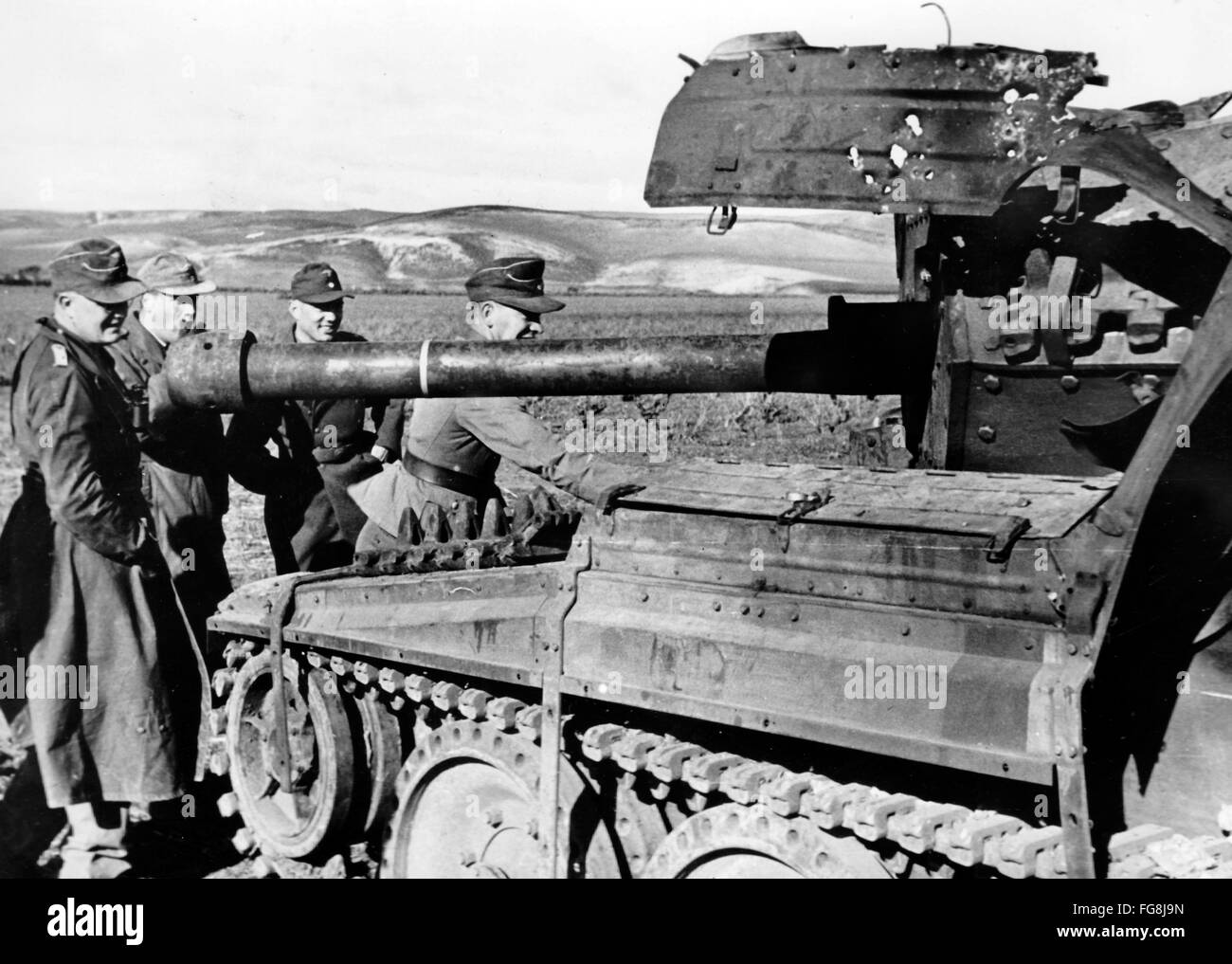 Das Nazi-Propagandafild zeigt Soldaten der deutschen Wehrmacht an einem zerstörten US-Panzer in Tunesien. Das Foto wurde im März 1943 aufgenommen. Fotoarchiv für Zeitgeschichtee - KEINE ÜBERWEISUNG - Stockfoto