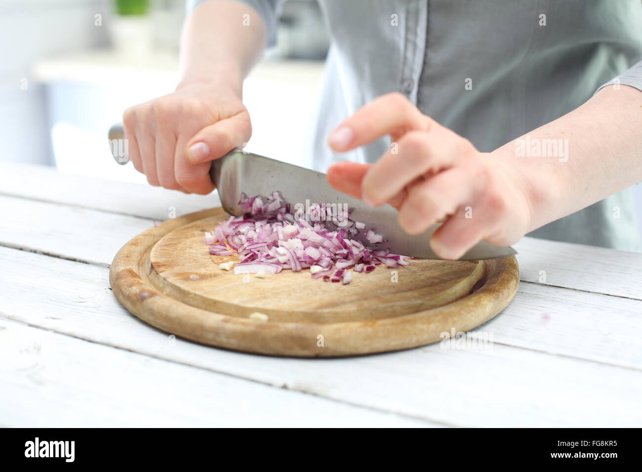Rote Zwiebel schneiden Frau auf dem Küchentisch. Hacken Zwiebeln für Salate. rote Zwiebel Stockfoto