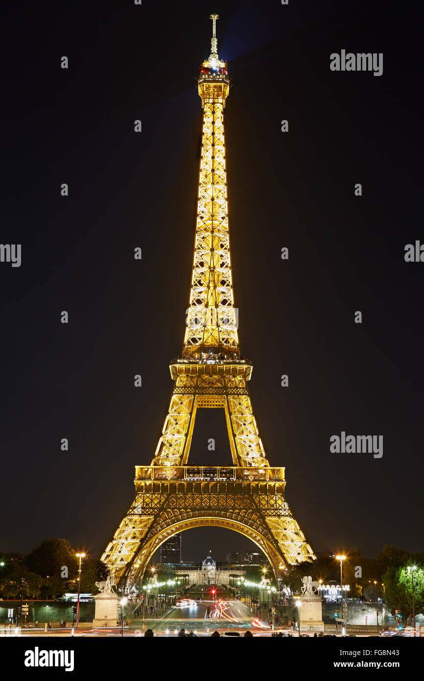 Eiffelturm mit goldenen Beleuchtung bei Nacht in Paris Stockfoto