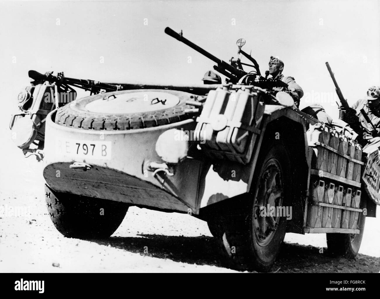 Das Nazi-Propagandafild zeigt Soldaten der italienischen Armee an einer Flugabwehrwaffe auf einem Panzer während der Nordafrikanischen Kampagne. Das Foto wurde im Januar 1943 aufgenommen. Fotoarchiv für Zeitgeschichte - KEIN KABELDIENST - Stockfoto