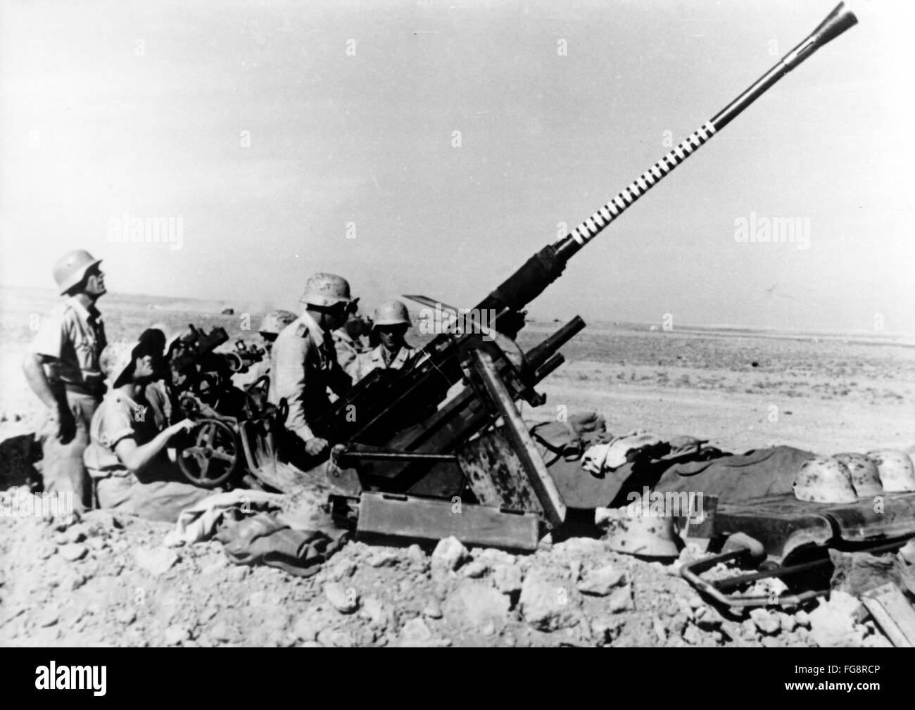Das Nazi-Propagandafilm zeigt Soldaten der deutschen Wehrmacht bei einer Flugabwehr-Kriegsführung in Nordafrika. Das Foto wurde im Januar 1943 aufgenommen. Die Ringe an der Kanone stehen für die Schießerei auf feindliche Flugzeuge. Fotoarchiv für Zeitgeschichte - KEIN KABELDIENST - Stockfoto