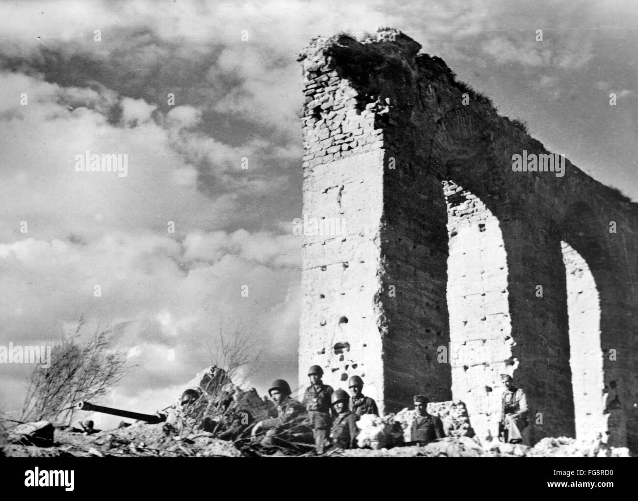 Das Nazi-Propagandafild zeigt Soldaten der italienischen Armee mit einer Panzerabwehrwaffe in Tunesien. Das Foto wurde im Dezember 1942 aufgenommen. Fotoarchiv für Zeitgeschichte - KEIN KABELDIENST - Stockfoto