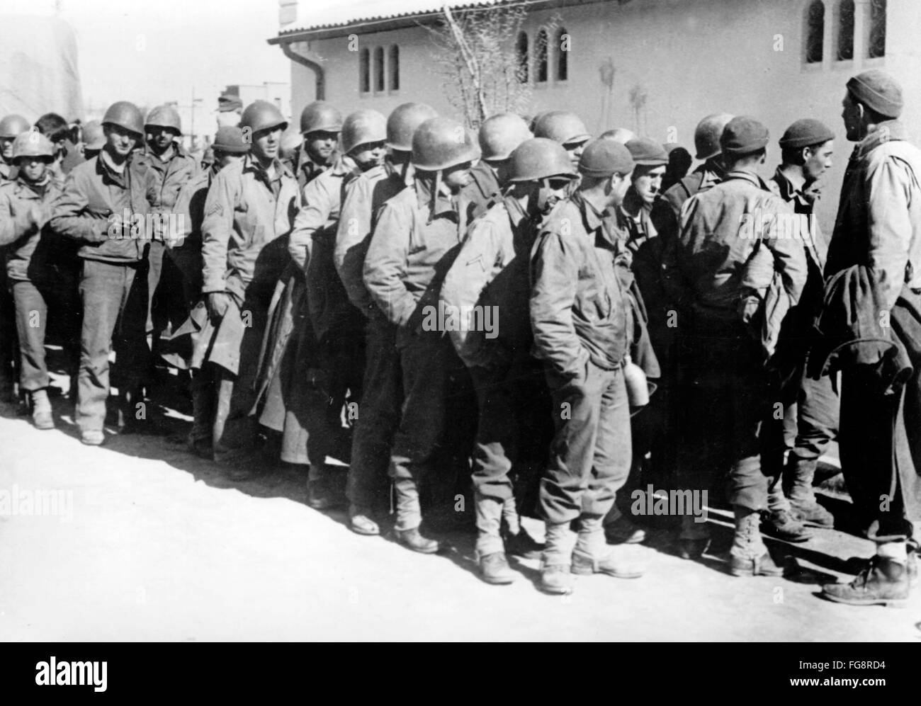 Das Propagandafild der Nazis zeigt US-Kriegsgefangene in einem Gefangenenlager in Tunis, Tunesien. Das Foto wurde im März 1943 herausgegeben. Fotoarchiv für Zeitgeschichte - KEIN KABELDIENST - Stockfoto