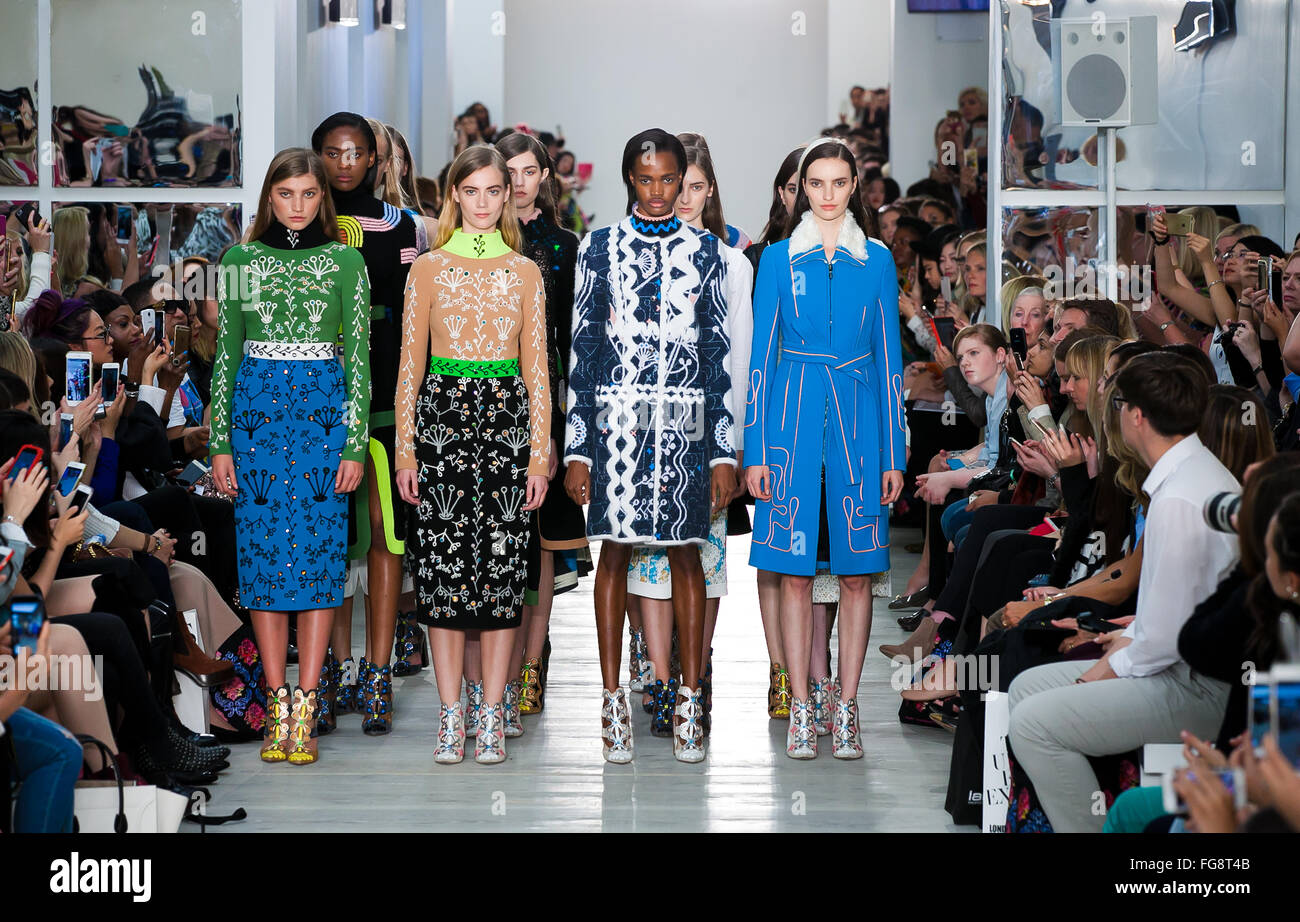 Modell zu Fuß über den Laufsteg auf der London Fashion Wochenende 2015 präsentiert Peter Pilotto outfit Stockfoto