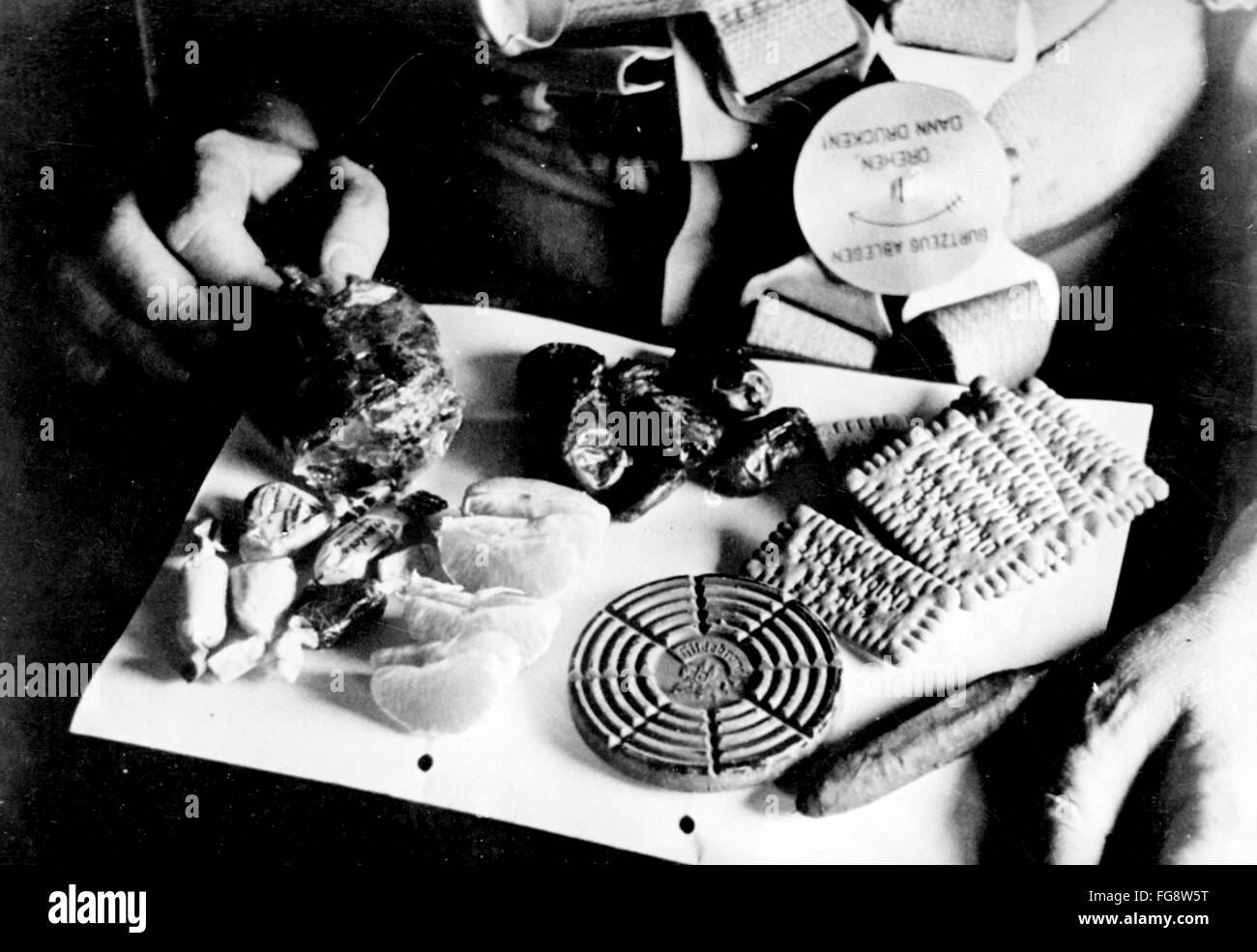 Das Nazi-Propagandafilm zeigt eine Nahrungsmittelration für Soldaten der deutschen Luftwaffe während eines Fluges in Nordafrika. Das Foto wurde im Februar 1943 herausgegeben. Fotoarchiv für Zeitgeschichte - KEIN KABELDIENST - Stockfoto