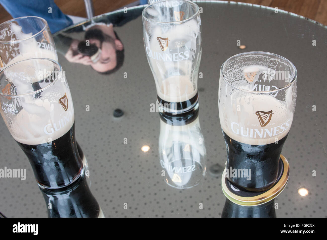 Trinken, trinken, Alkohol, having a, Bier, Bier, Bier, Guinness, an, Interieur des Alten, Guinness Storehouse, Rundschreiben, Gravity Bar in Dublin, Irland., St Patrick's Stockfoto