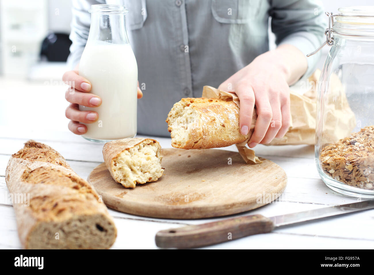 Baguette. Brot schneiden. Knusprig und frisches Brot. Weizen-Roll. Brot Stockfoto