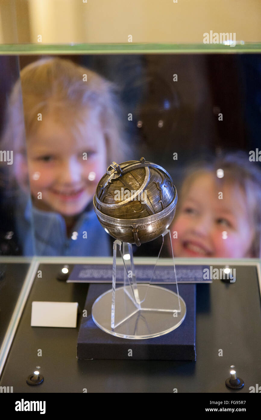 Junge schulpflichtige Mädchen betrachten Anzeige Ausstellung Ausstellung Museum für die Geschichte der Wissenschaft, Oxford UK Stockfoto