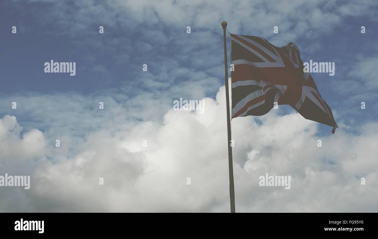 Britische Flagge winken gegen bewölktem Himmel Stockfoto