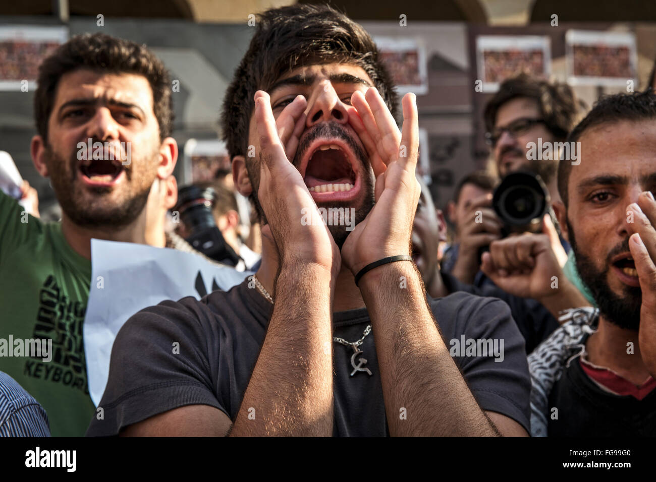 Junge Demonstranten protestieren in Downtown Beirut gegen die Änderung in der Gesetzgebung durch die Regierung. Stockfoto