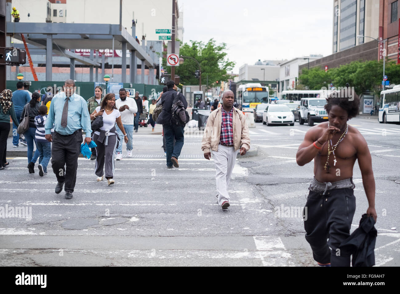 Lenox Avenue, auch genannt Malcolm X Boulevard im New Yorker Stadtteil Harlem Nachbarschaft Stockfoto