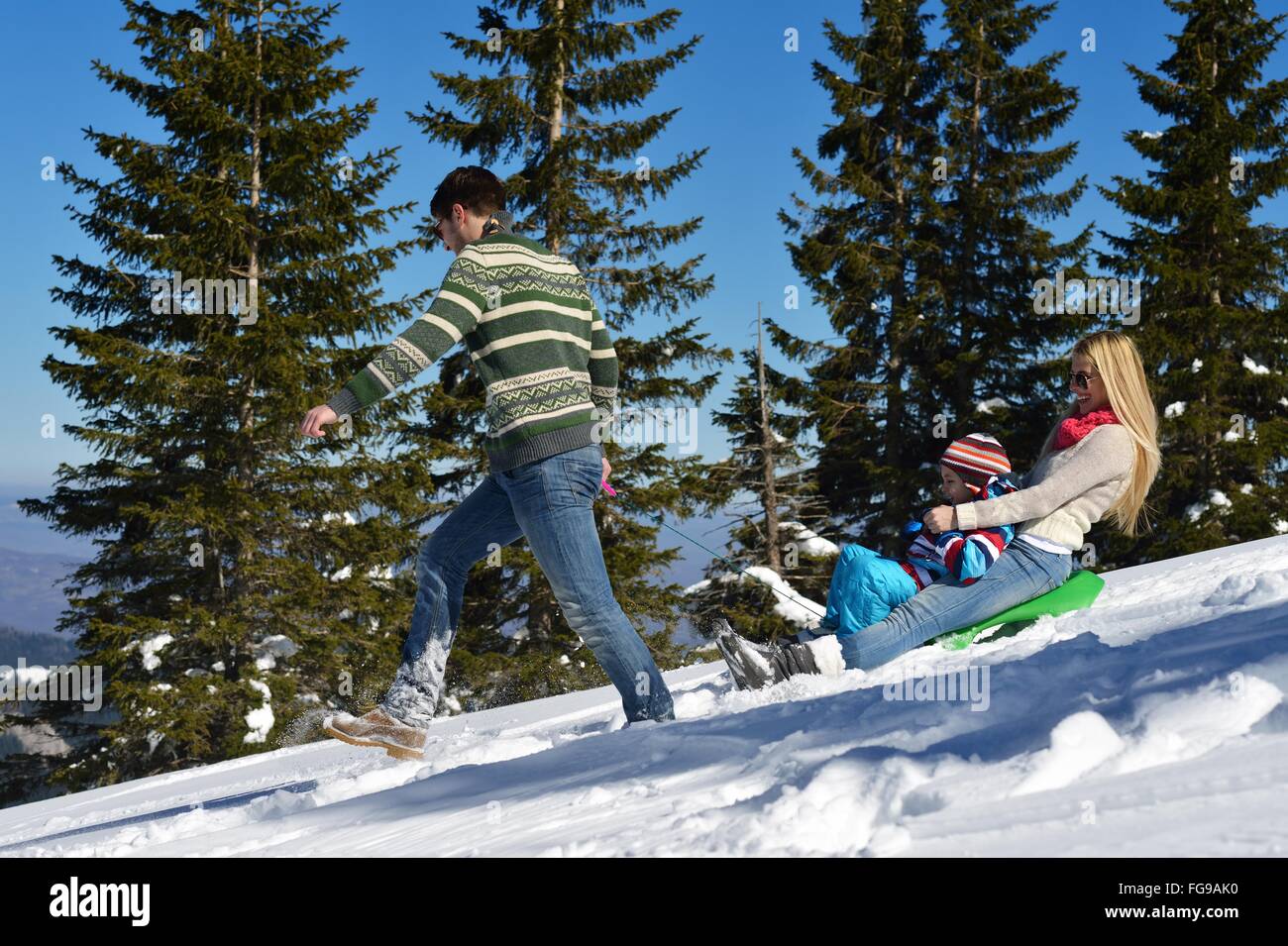 Familie Spaß auf frischem Schnee im winter Stockfoto