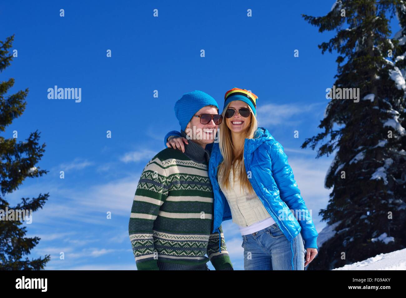 Junges Paar im Winter Schnee-Szene Stockfoto
