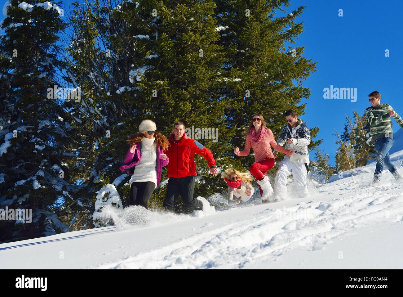 Winterspaß mit Jugendlichen Gruppe Stockfoto