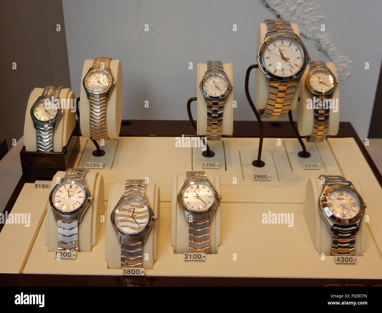teure Uhren in einem Schaufenster der Uhrmacher in Bonn, Deutschland Stockfoto