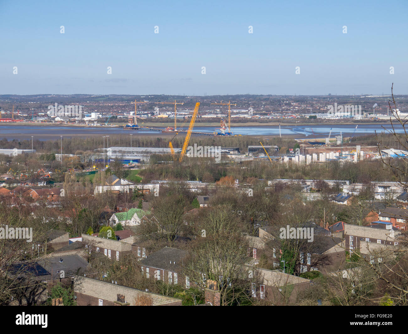 Mersey Gateway Brücke Neubau in der Ferne. Stockfoto