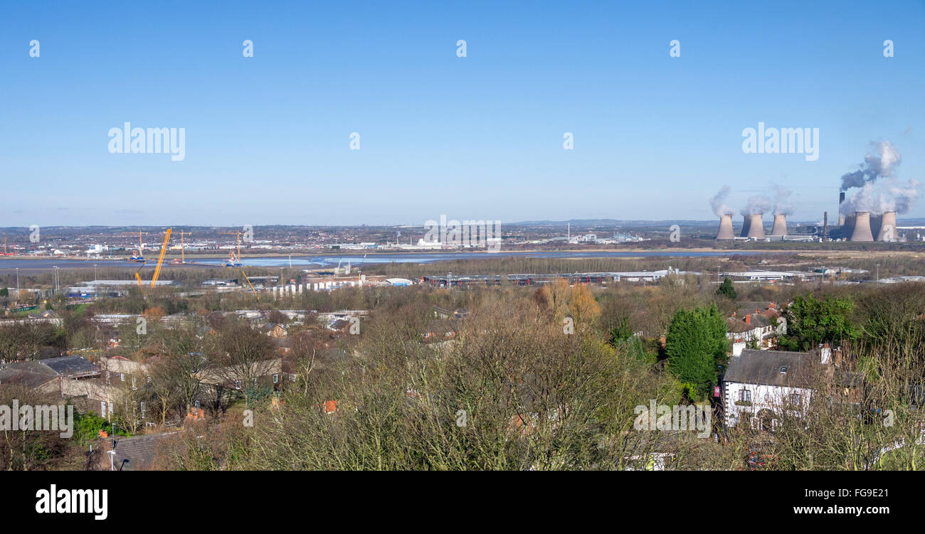 Mersey Gateway Brücke Neubau in der Ferne und Fiddlers Ferry Kraftwerk. Stockfoto