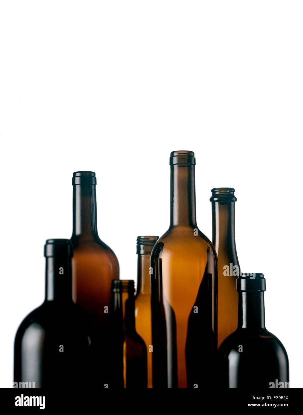 Satz von leeren Weinflaschen isoliert auf weißem Hintergrund. Flachen DOF. Stockfoto