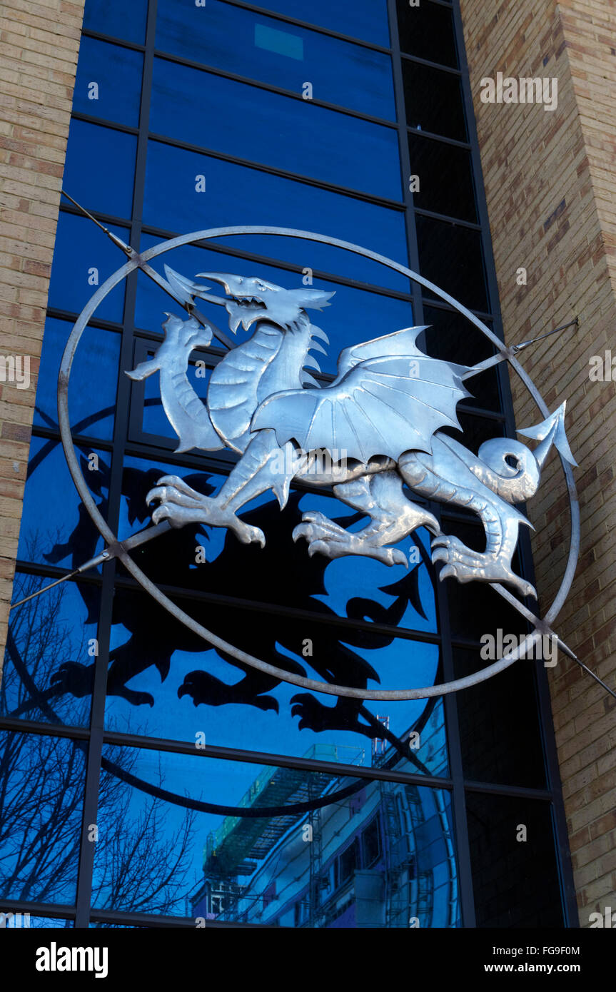 Dragon von Petersen Studios im Jahr 1998 entworfen, der territorialen Armee Mitte, Adam Street, Cardiff, Wales. Stockfoto