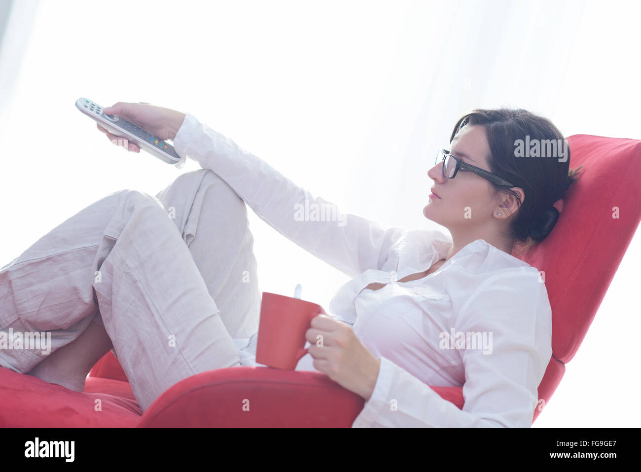 glückliche junge Frau entspannen Sie zu Hause auf sofa Stockfoto