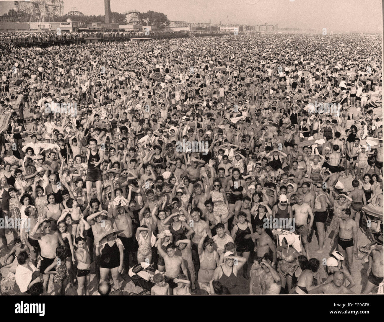 Publikums auf Coney Island während der Hitzewelle Juli 1940 Stockfoto
